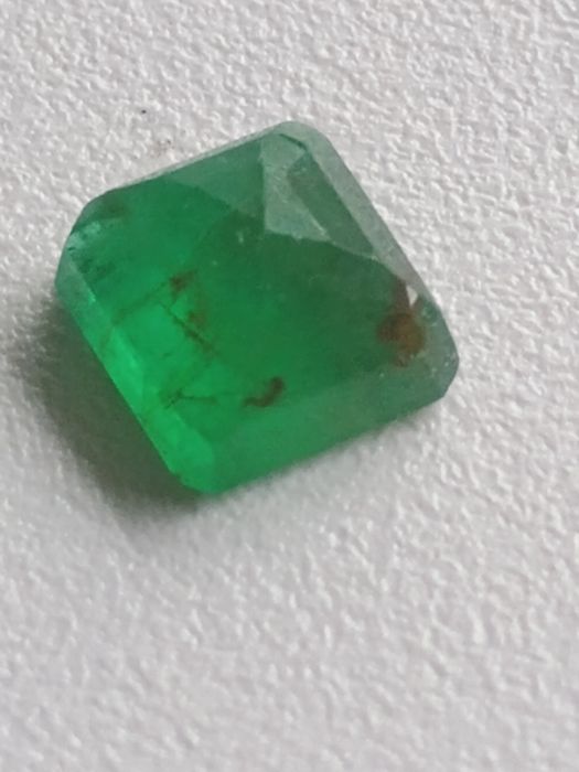 Изумруд с наситен цвят