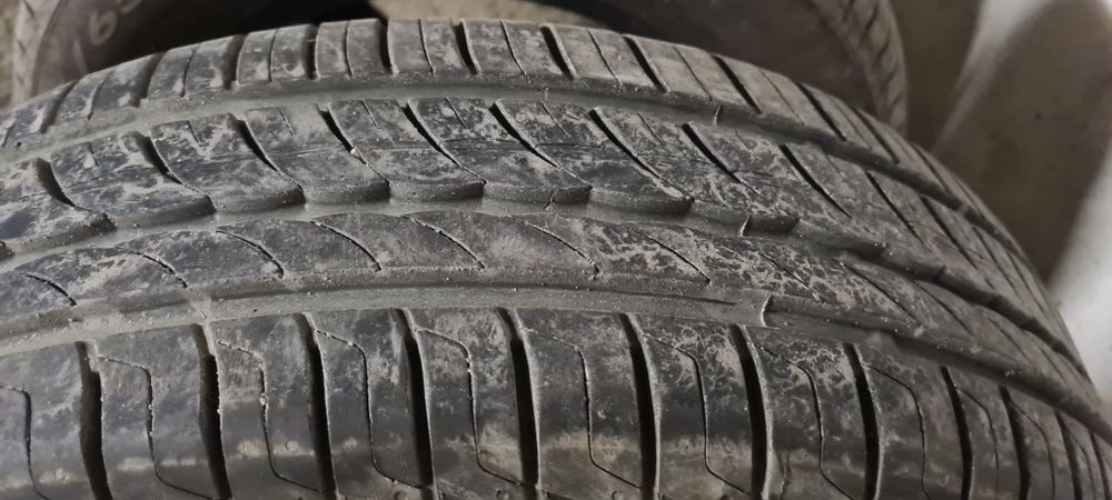 Продавам 4 летни гуми Пирели 185/65 R15, запазени.