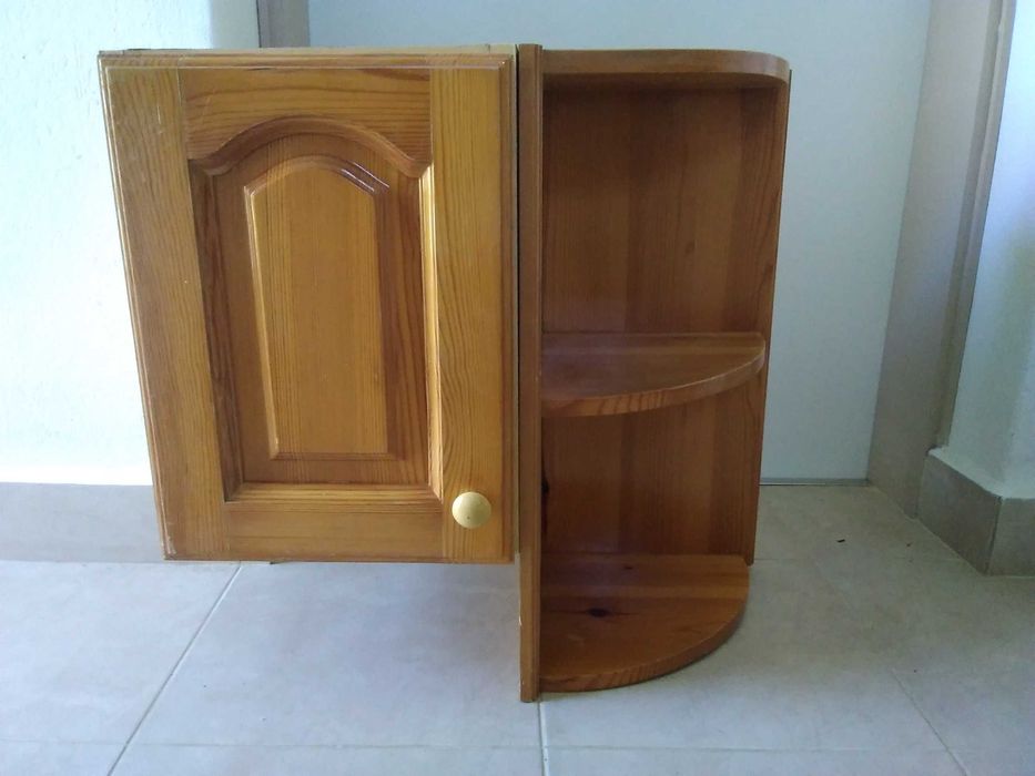 Продавам стенен шкаф с етажерка