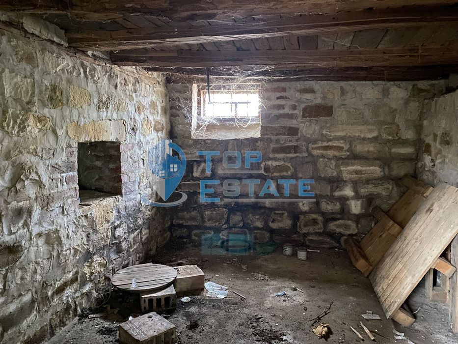 Тухлена къща с гараж в с. Драганово, област Велико Търново.