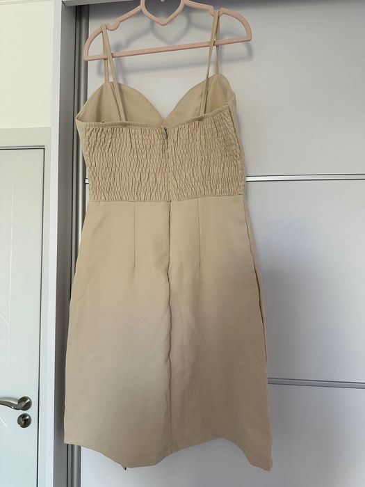 Къса рокля с тънки презрамки