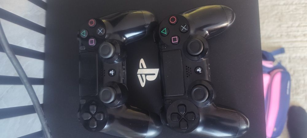 Продам PS 4 PRO.
