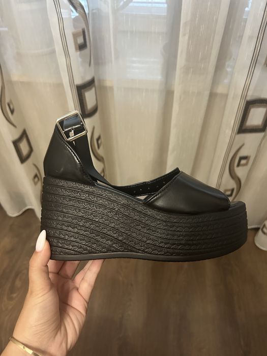 Дамски сандали чисто нови