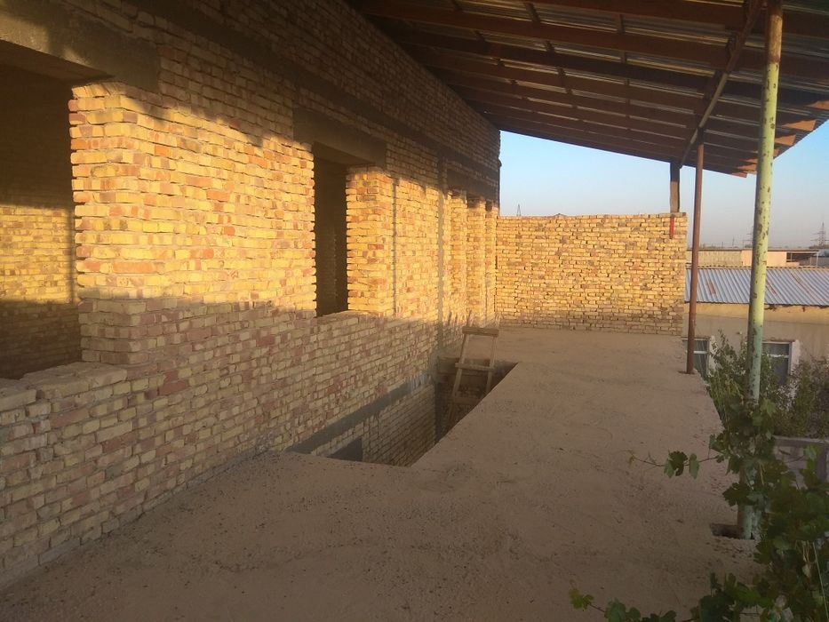 Галаосиё шаҳрида қурилиши тугалланмаган 2 этажли ҳовли тез ва арзон