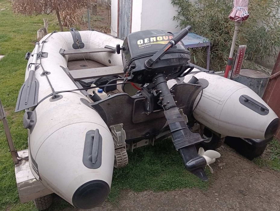 Риболовна лодка в комплект с колесар и сонар