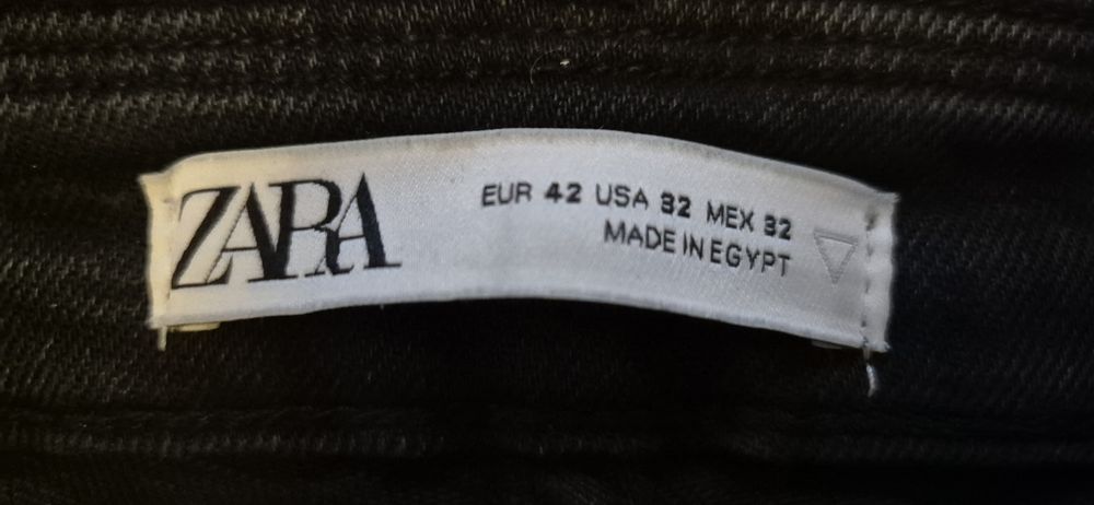 Blugi Zara ca și noi. Detalii in poze.