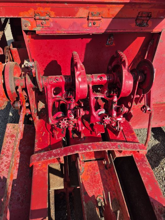 Presa   Balotiera   New    Holand    Zona   de   munte    tractor   mic   30  Cp   adusa  recent