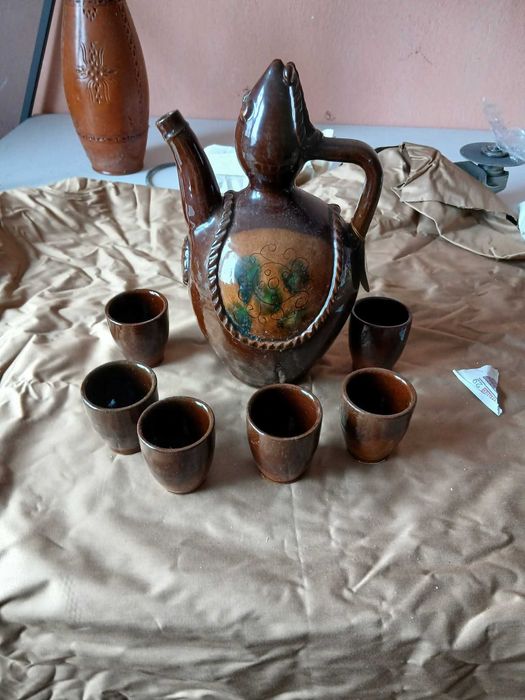 Чаши чинии и вази