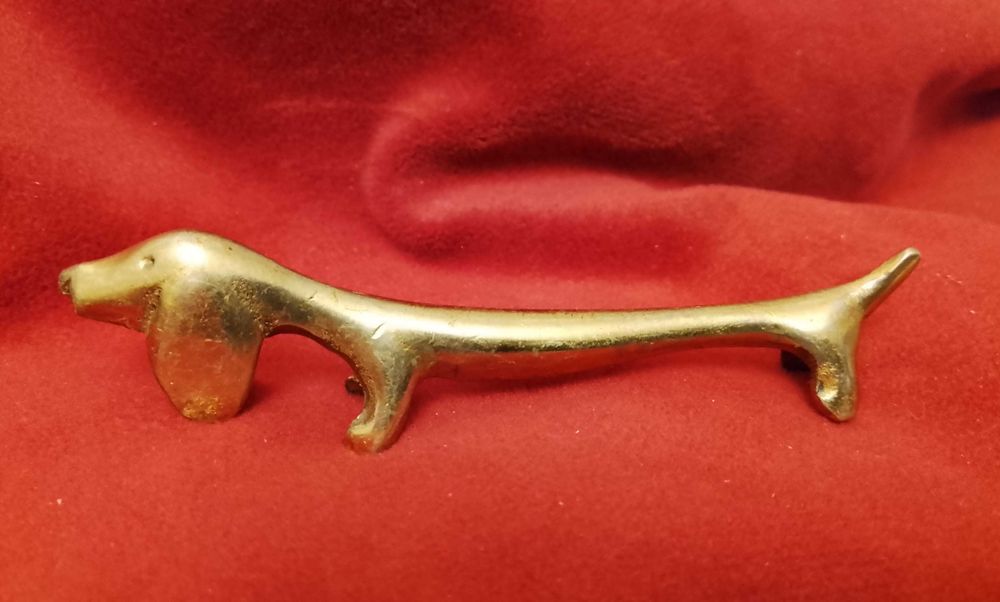 Стара поставка за прибори,дакел,месинг 9см.