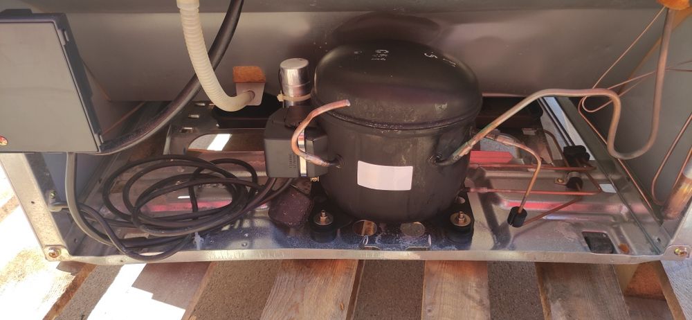 Хладилник с фризер SHARP