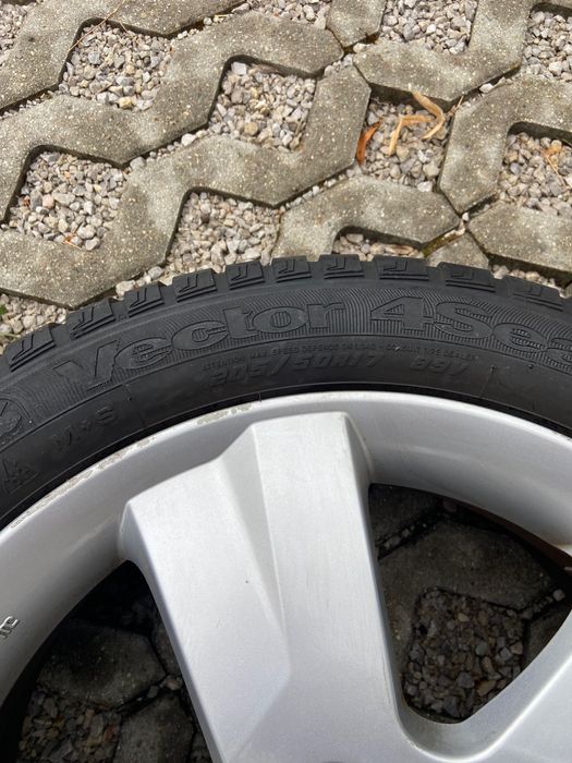 Продавам гуми с джанти 205/50/17 КИА