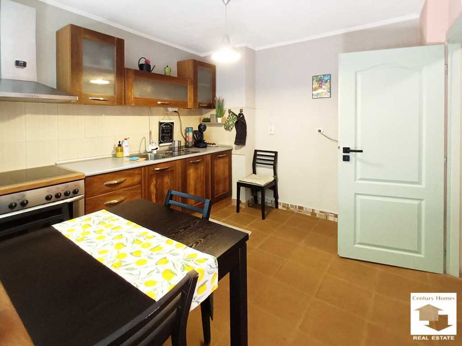 104952 Панорамен тристаен апартамент в центъра на В. Търново