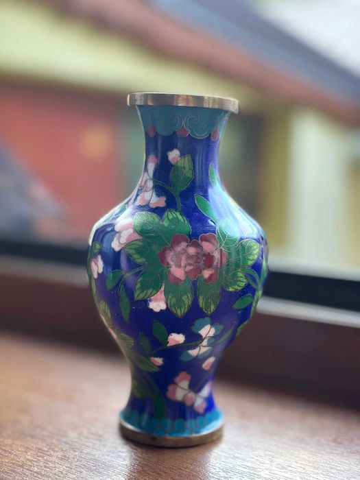 Vază cloisonne/bronz și email/motive florale viu colorate/h=16,5cm/preț fix.