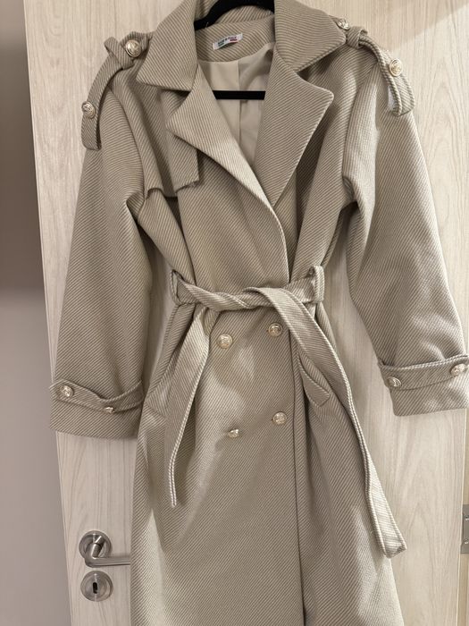 Палто със златни елементи