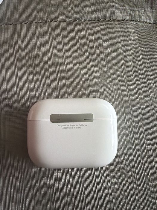 Airpods pro 3-дясна слушалка и кутия