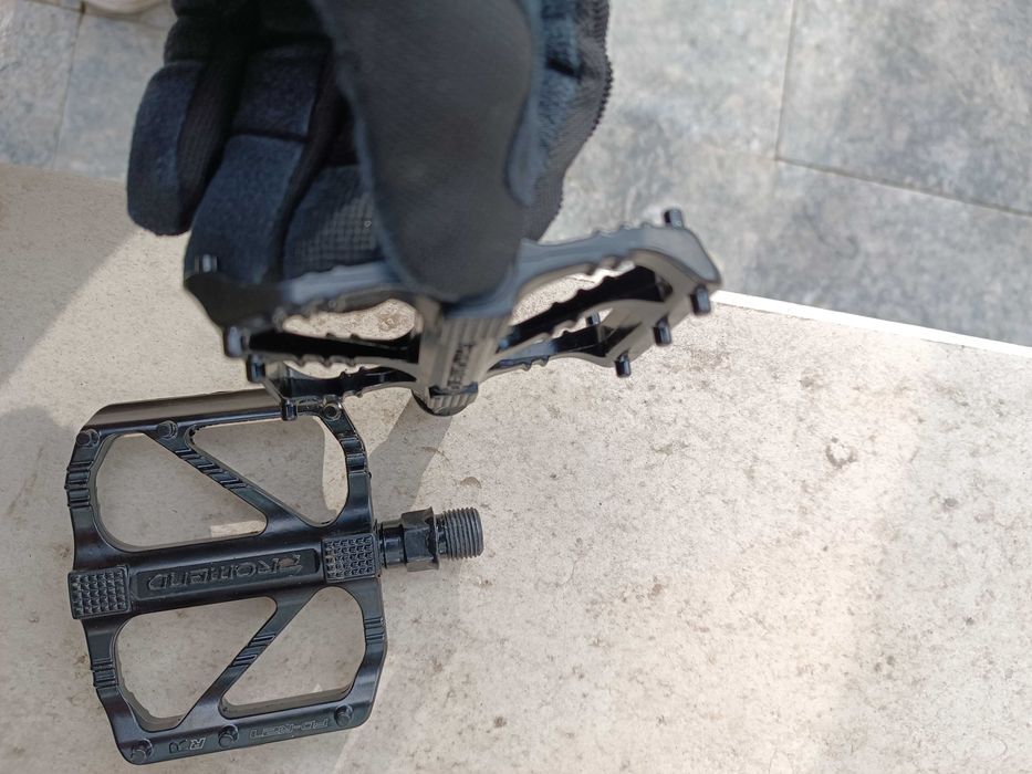 Чисто нови метални педали за колело