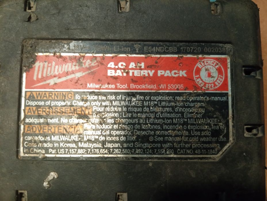 Vând acumulator Milwaukee