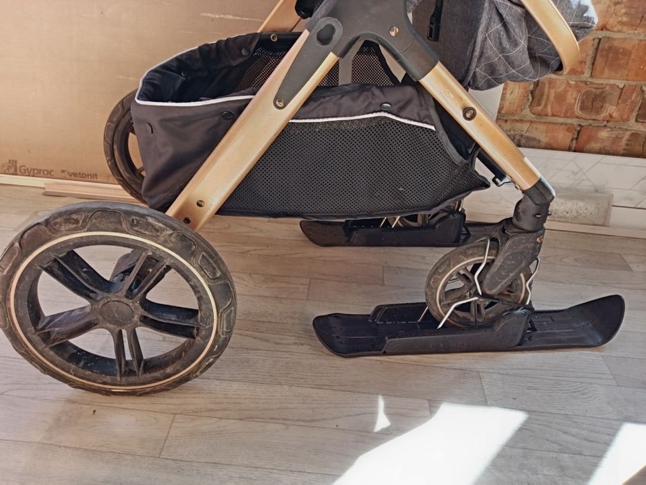 Коляска всесезонная