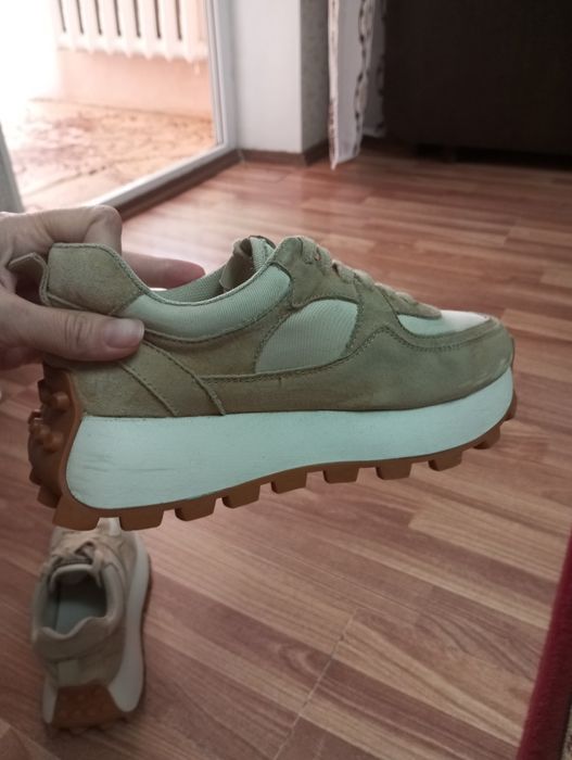 Продам замшевые кроссовки