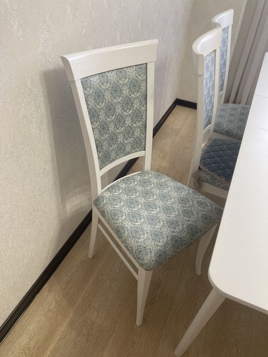 Стол и стулья в кухню