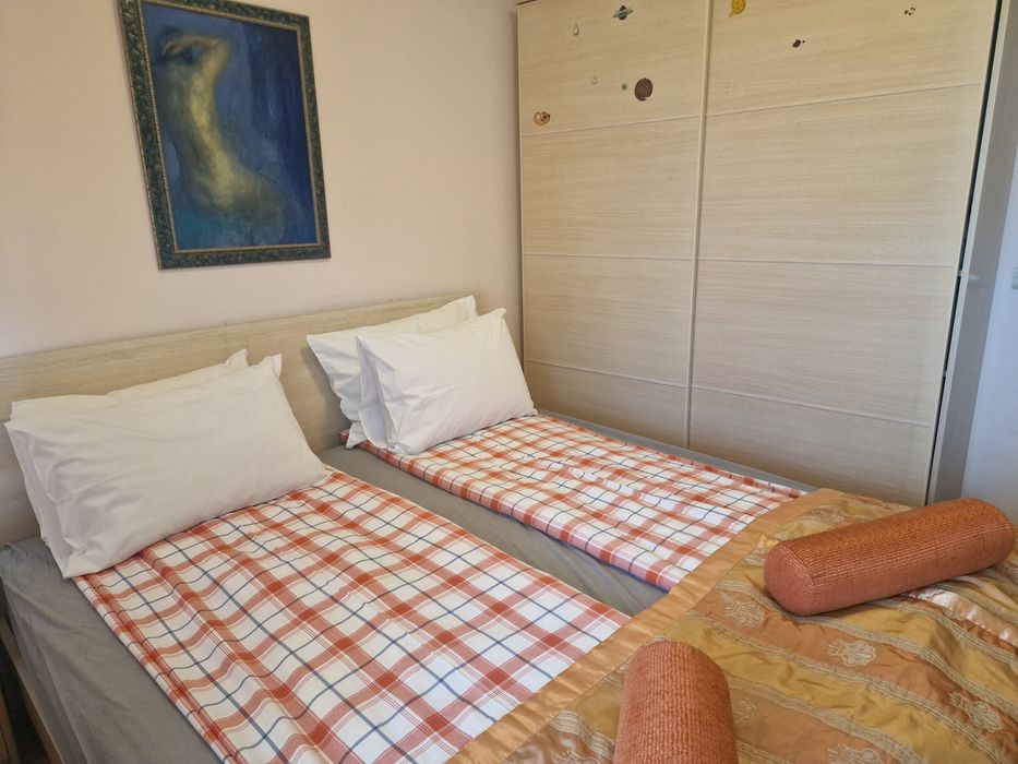 Дава се под наем Двустаен апартамент в к.к. Св.Св. Константин и Елена - 70 кв.м за 612 € - Снимка #1