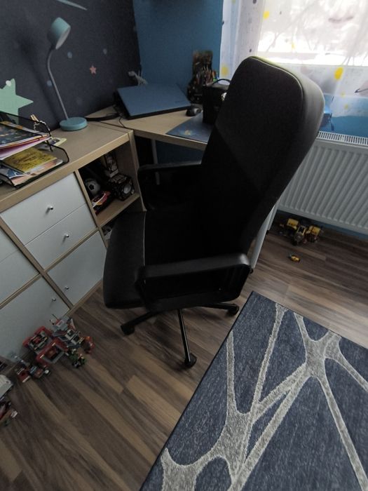 Офис стол ИКЕА. Много удобен с драскотина