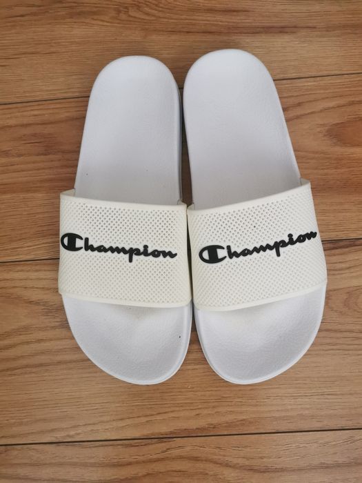 Бели мъжки чехли