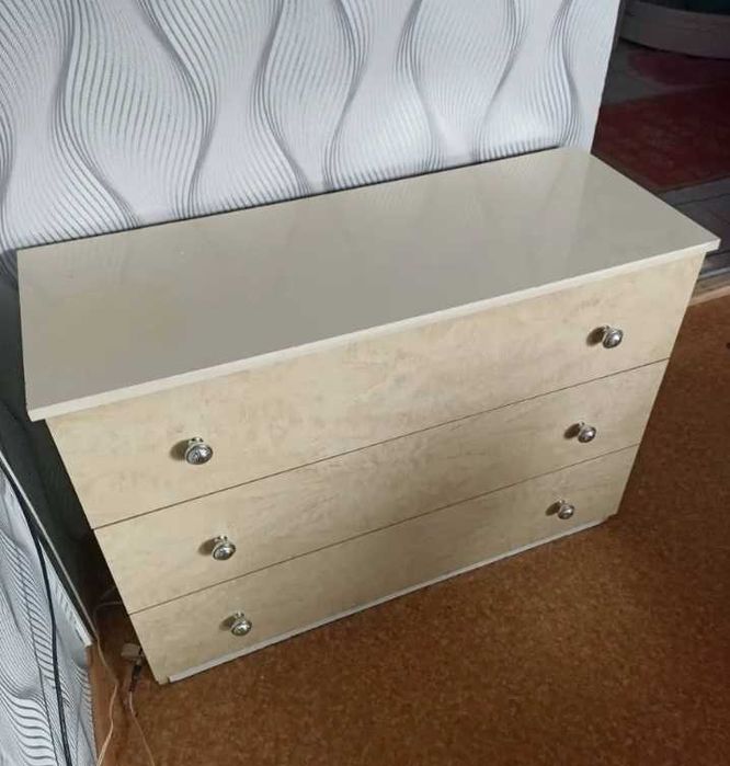 Комод и две тумбочки
