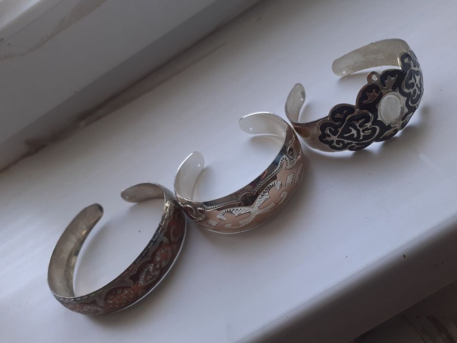 Бижутерия білезіктер мен жүзік сатылады. Қолжетімді бағада!