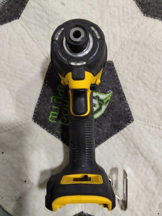Шуруповёрт ударный масляный DCF870 Dewalt