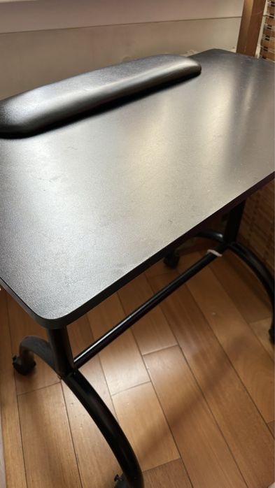 Маникюрный стол