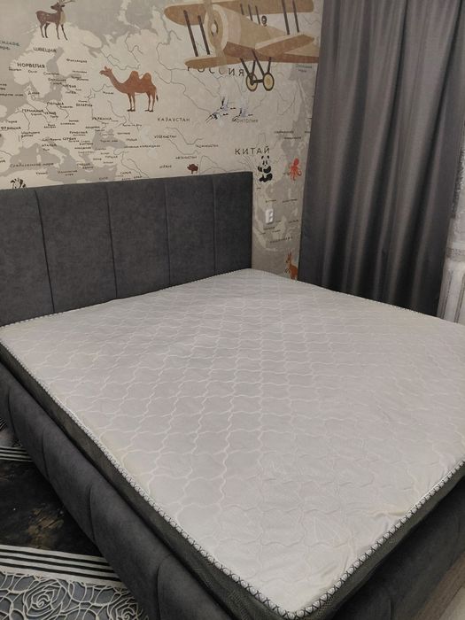 Матрас на двуспальную кровать.