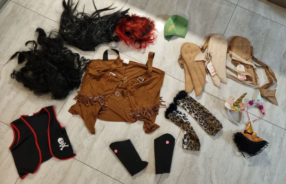 Recuzita uniforme carnaval si accesorii