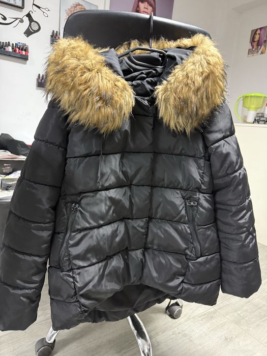 Дамско зимно яке с качулка и пух в черен цвят