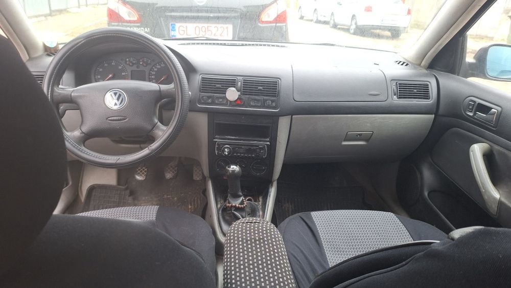 Vând golf Volkswagen benzina ,16,în stare bună distribuția schimbata