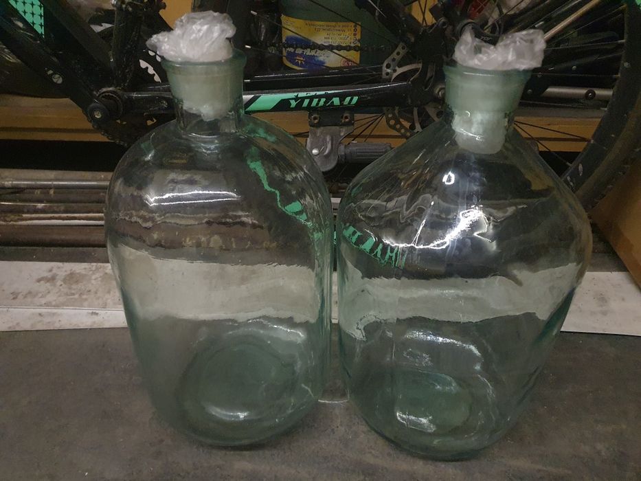Продам бутыли 10л. 2шт