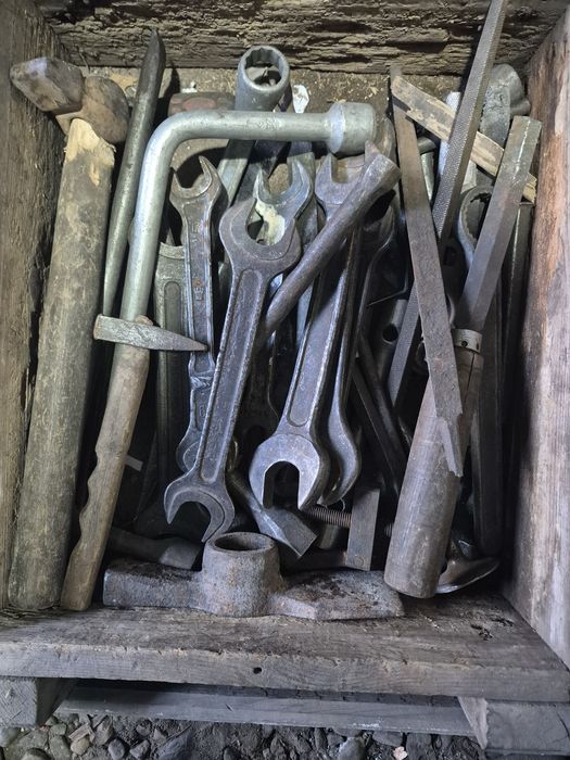 Продам б/у огнетушитель  , гвозди  . Бревна  .ключи