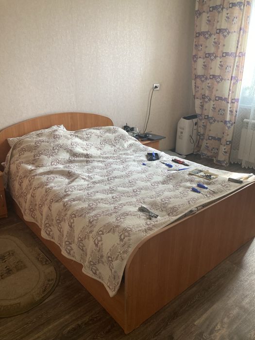 Кровать, шкаф и тумбочки