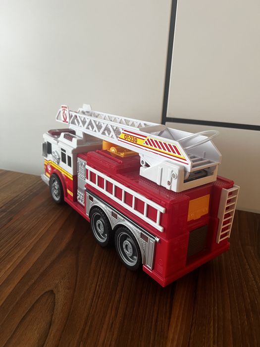 Голяма пожарна кола и валяк