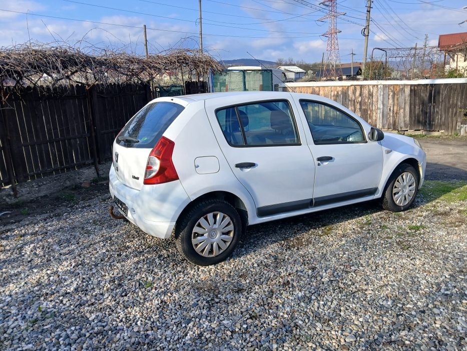 Dezmembrez dacia sandero 2011