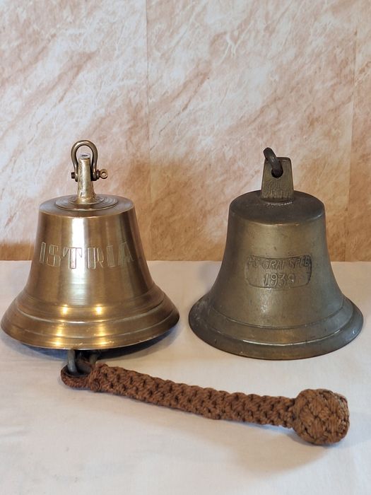 Огромни корабни камбани