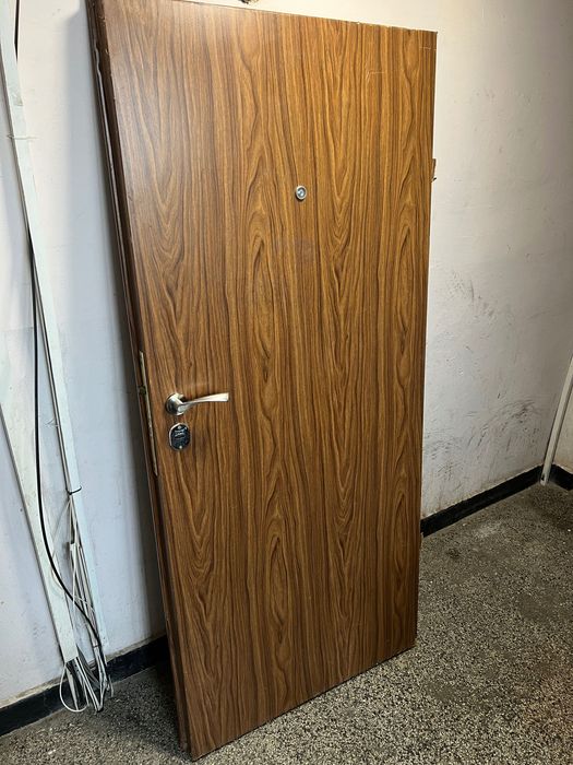 Здрава външна врата