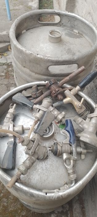 Пивные бочки и ящики