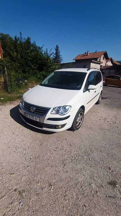 Перфектен запазен автомобил VOLKSWAGEN TOURAN
