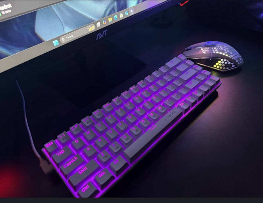 Продается игровая механическая клавиатура , мышка и коврик