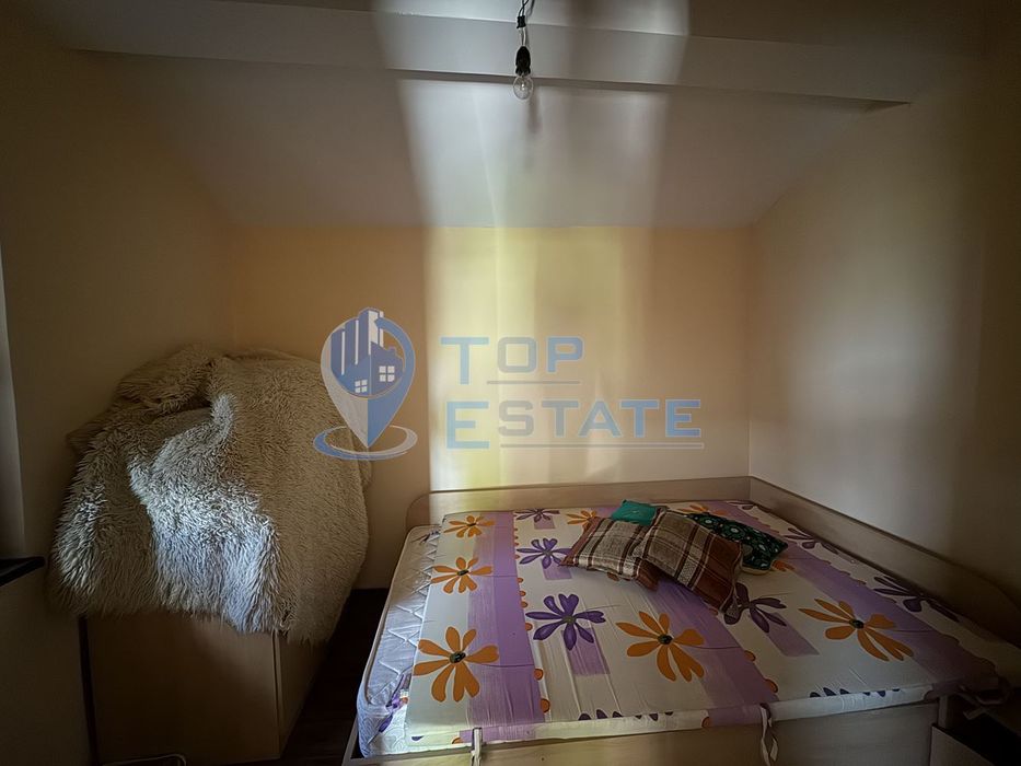 Къща с панорамна гледка във вилната зона между град Бяла Черкваи село