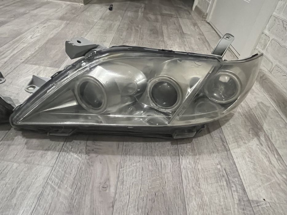 Продам фары Тайота
