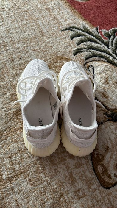 Vând yeezy 350 .