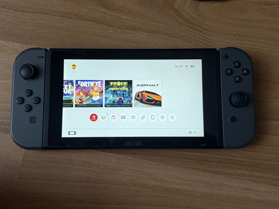 Nintendo switch в отлично състояние и игри