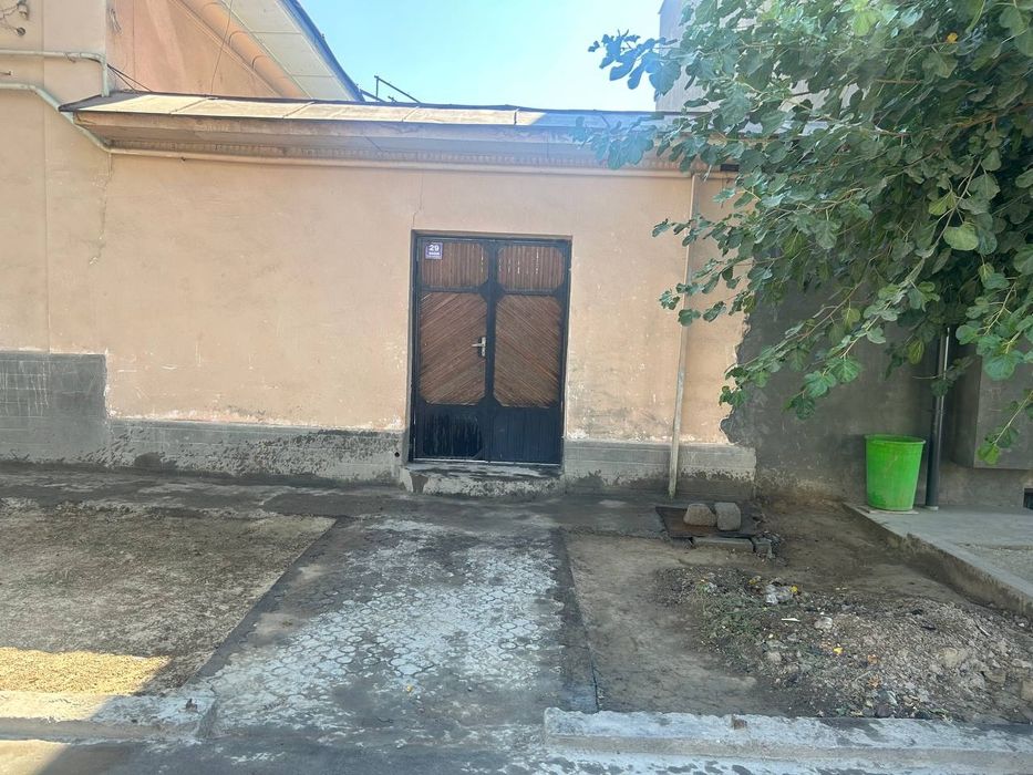 Hovli sotiladi. Uch tepa tumani